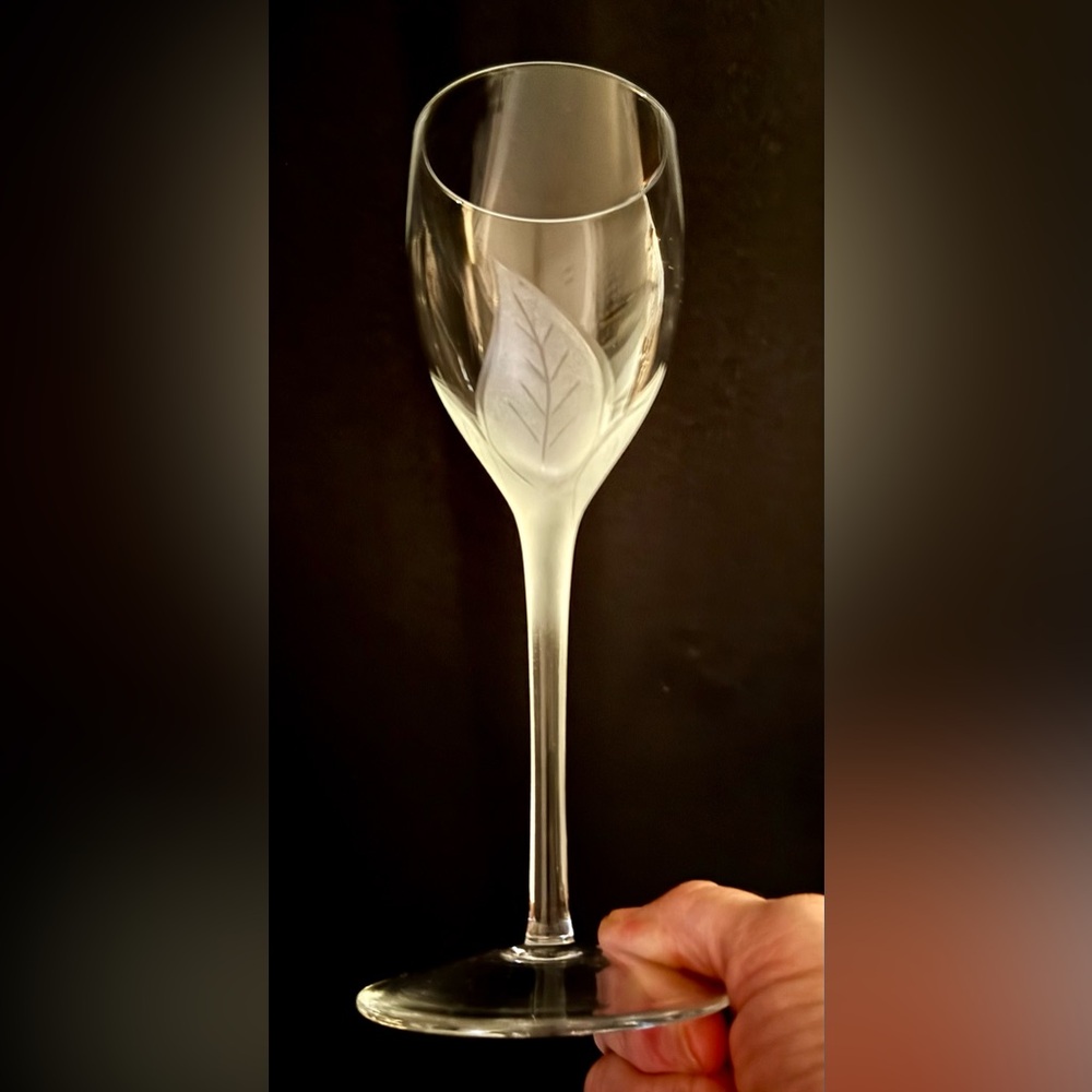 Beautiful frosted leaf wine glass. 8.5”h